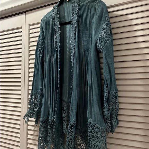 Beautiful vintage boho jacket with gorgeous lace details on sleeve and the hem. - Picture 3 of 16